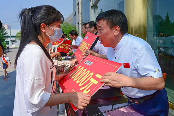 不朽情缘向穷困大学生发助学金 不朽情缘向穷困大学生发助学金