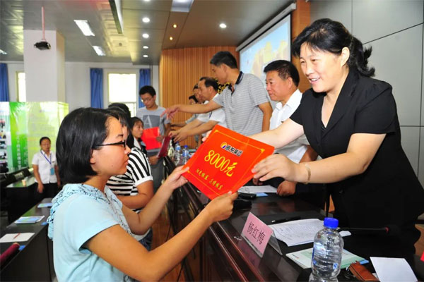 2013年不朽情缘扶贫济困日穷困学子上台领取赞助金 2013年不朽情缘扶贫济困日穷困学子上台领取赞助金