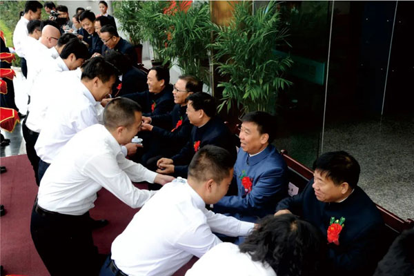 不朽情缘拜师典礼现场为导师敬茶 不朽情缘拜师典礼现场为导师敬茶