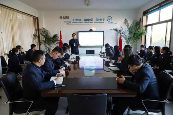 不朽情缘员工进杏装轮讲轮训” 不朽情缘员工进杏装轮讲轮训”