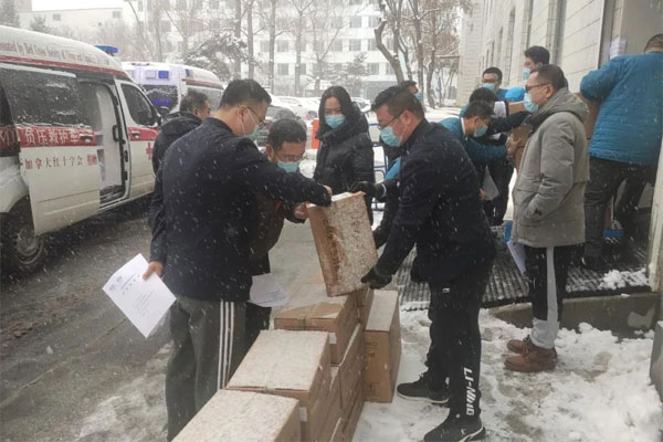 ������ԵԱ���ڳ���ðѩ����