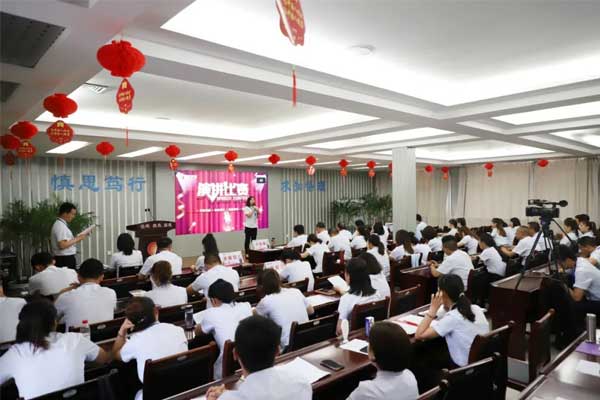“弘扬正能量”演讲角逐现场 “弘扬正能量”演讲角逐现场