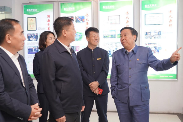 参观不朽情缘文化展厅 参观不朽情缘文化展厅