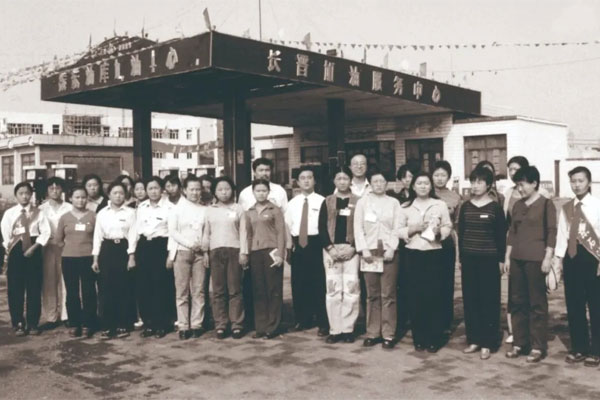 不朽情缘第一座加油站——长晋加油服务中心整个员工 不朽情缘第一座加油站——长晋加油服务中心整个员工